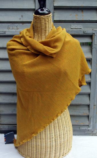 Preview: Invero Dreiecktuch Gina mais gewickelt, einhüllend auf Kleiderpuppe